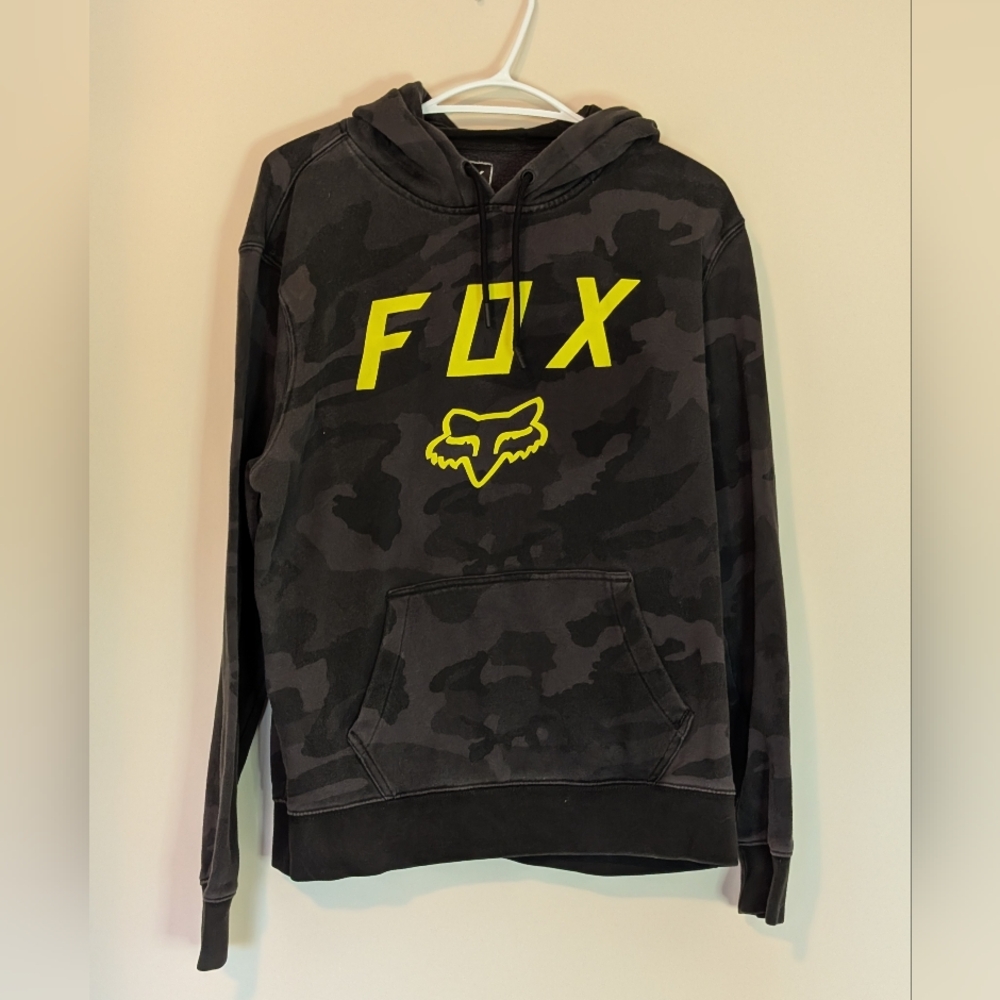 Fox Women's Black and Yellow Camo Sweater, Size Medium